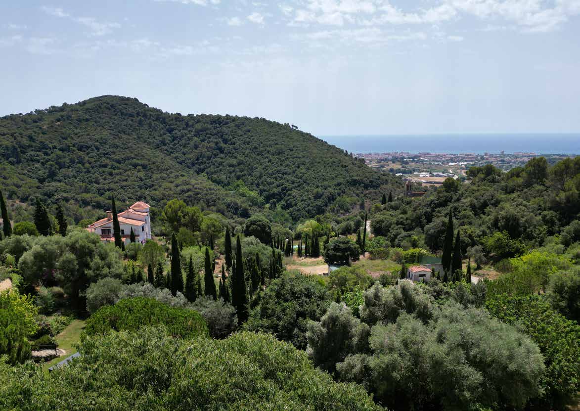 Masía Can Bavi entre bosques con vistas al mar